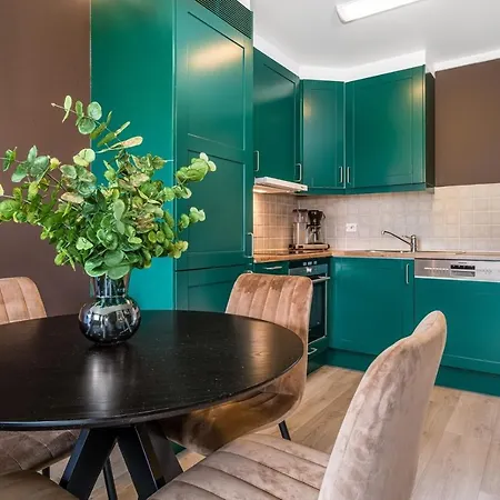 Sentrum, Terrasse Og Innendors Parkering *