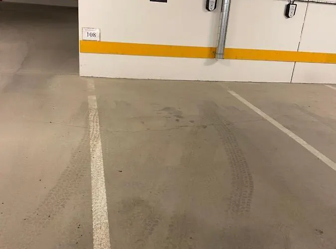 Sentrum, Terrasse Og Innendors Parkering *