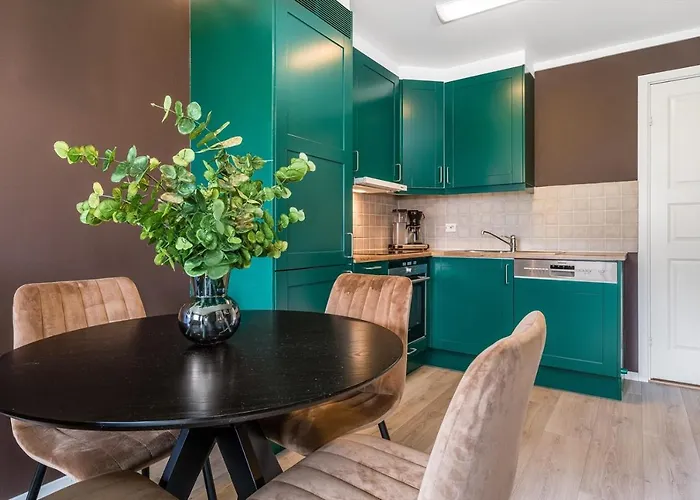 Sentrum, Terrasse Og Innendors Parkering *